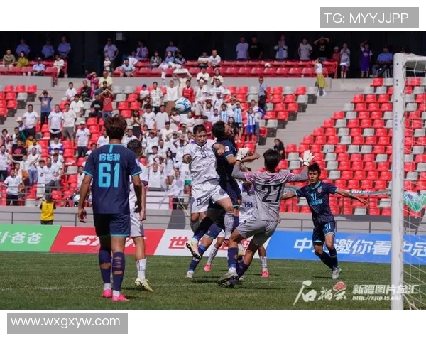 足球巨星化身街头达人即兴测试球技引爆观众热情