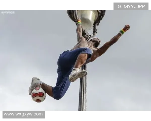 从街头到绿茵场:一位足球明星的成长历程与心路历程 从街头到绿茵场:一位足球明星的成长历程与心路历程